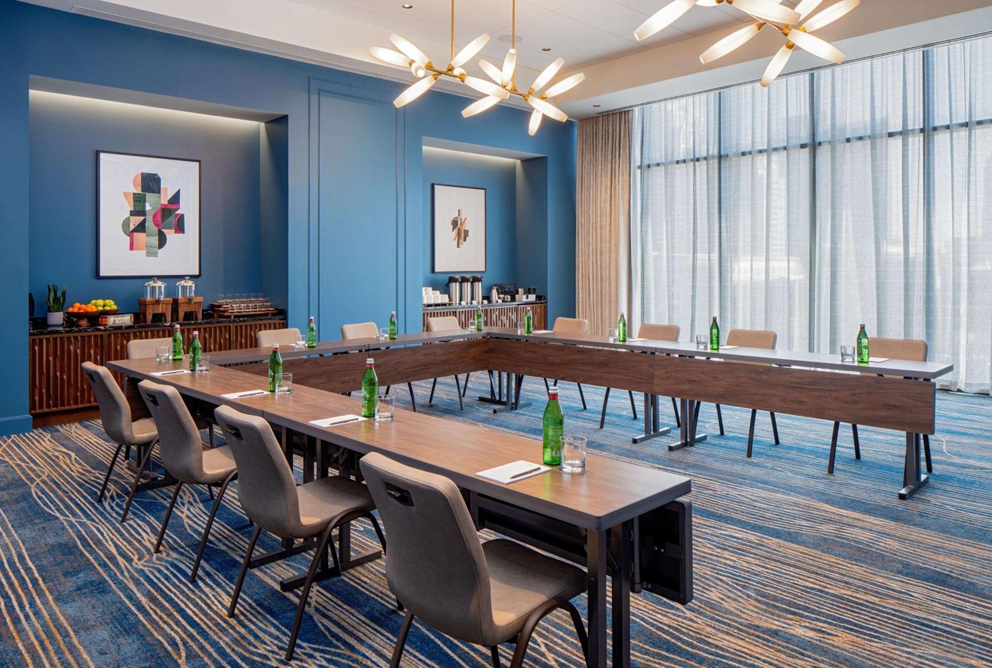 Tempo By Hilton Downtown 3*